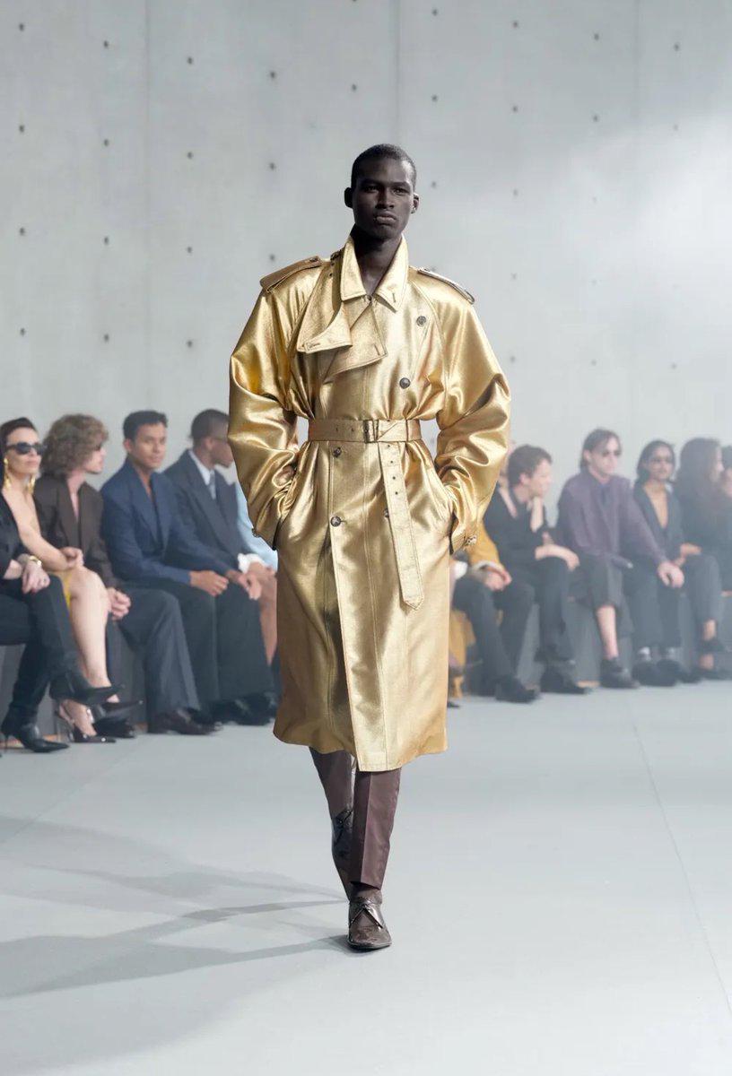 Los modelos deslumbraron la pasarela usando trajes y abrigos que iban más allá de la simplicidad, gracias a sus acabados metálicos de tonalidad oro líquido.