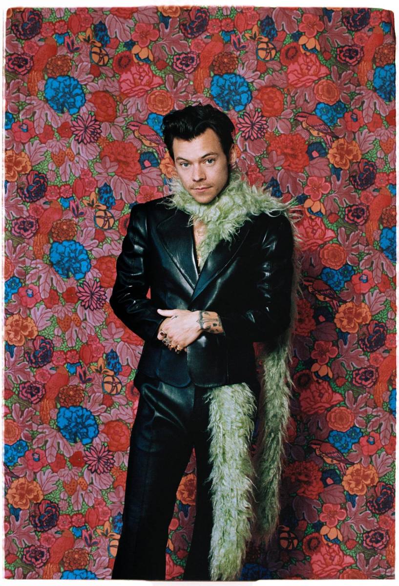 Desde lucir cabello largo y rebelde, estampados florales hasta bufandas. Harry no le tiene miedo a experimentar con su estilo. 