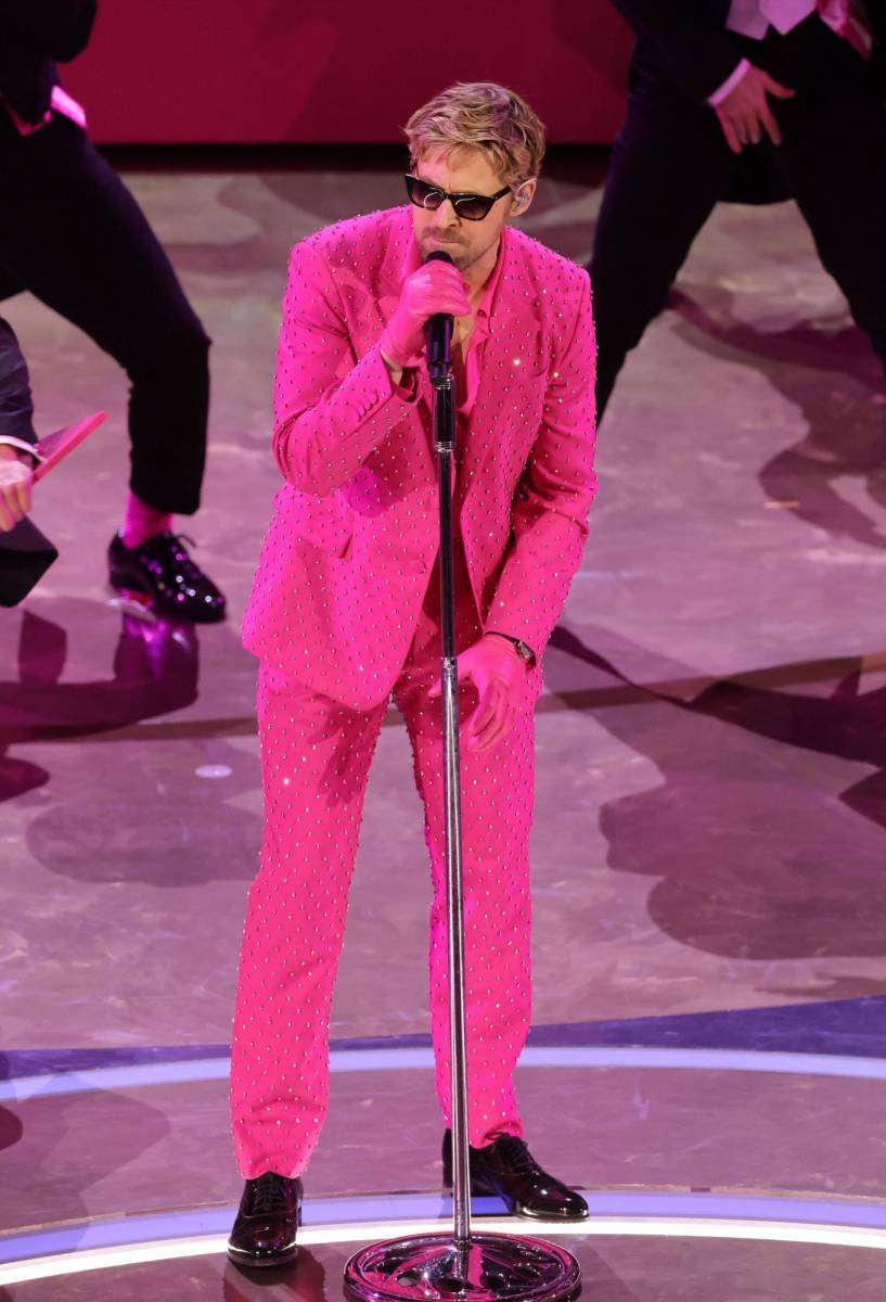 Con un traje rosa hecho a la medida bordado en cristales by Gucci y lentes de sol by Dita, Ryan Gosling llevó su Mojo Dojo Casa House al Dolby Theatre en Los Ángeles.