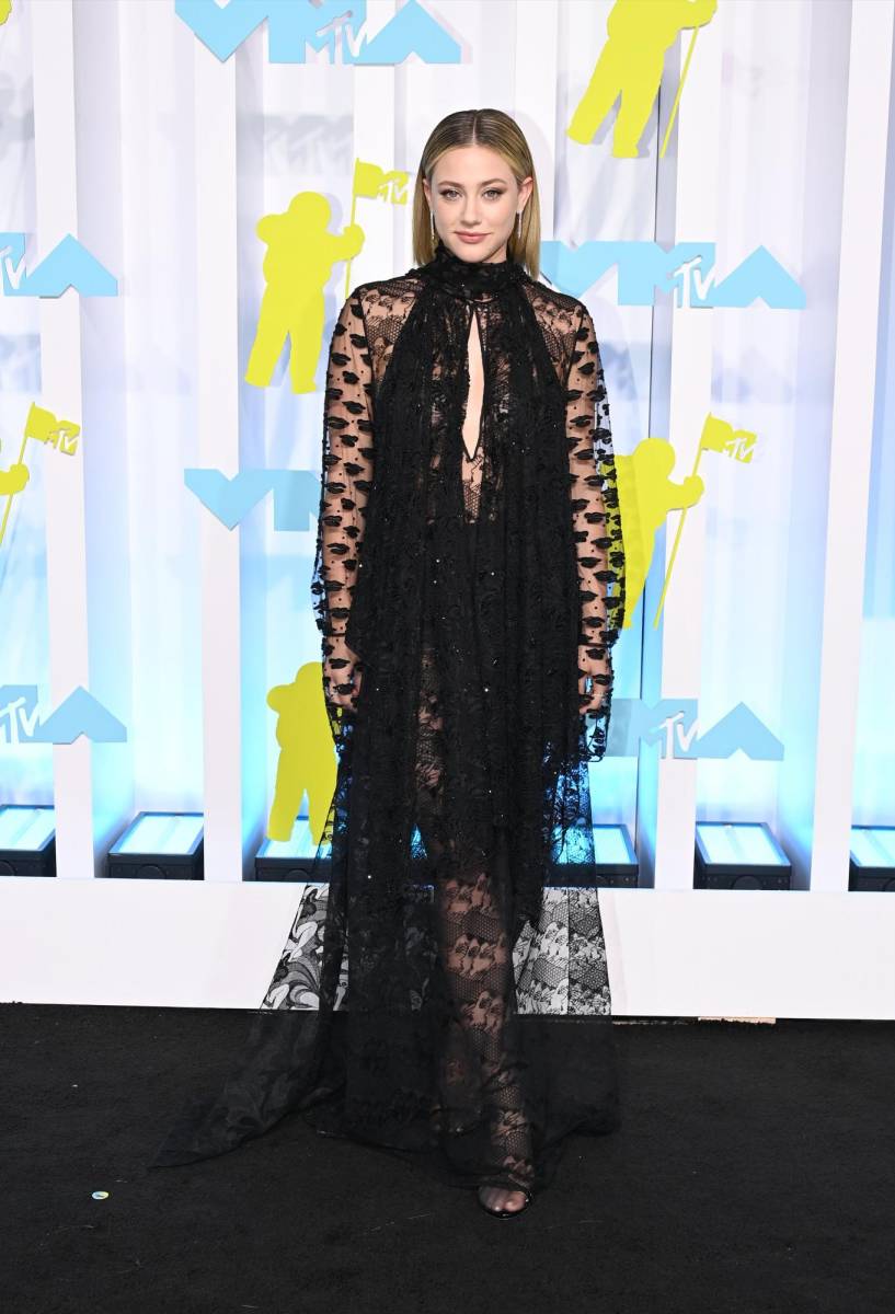 Lili Reinhart en Fendi.