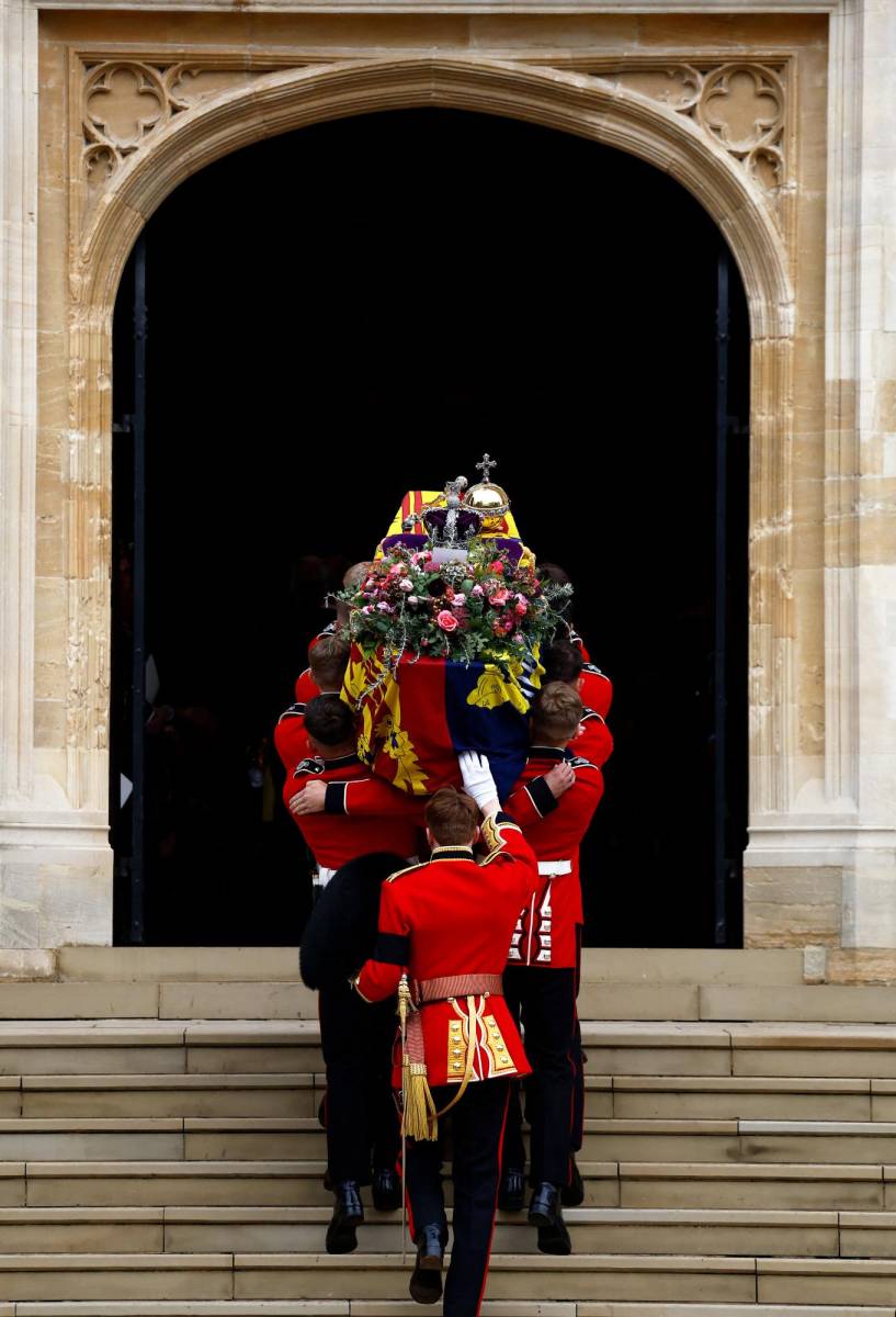 Los pall bearers ingresan el ataúd de la reina Isabel II a la capilla St. George en el castillo de Windsor, su destino final luego del Funeral de Estado en la abadía de Westminster (Photo by Jeff J Mitchell / POOL / AFP)