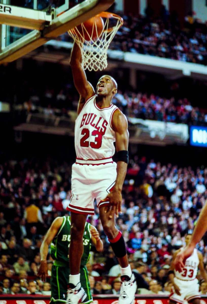 Michael Jordan se convirtió en el primer atleta multimillonario en 2015, pero no fue por su legendaria carrera en el baloncesto ni por sus ganancias en los juegos de azar. Jordan ha recaudado más de 1.8 mil millones de dólares gracias a asociaciones con marcas, la más famosa la marca Jordan de Nike. También hizo una inversión muy inteligente en 2010, comprando el equipo de la NBA Charlotte Hornets por 175 millones de dólares. Vendió el equipo en agosto de 2023 por 3 mil millones de dólares.