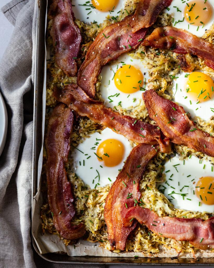 <b>6. CARNES PROCESADAS</b>. Básicamente, todas las carnes comunes para el desayuno son altamente procesadas, incluido el tocino, las salchichas y el jamón. Están cargadas de sal, lo que puede aumentar la presión arterial, además contienen otros aditivos como nitritos, que pueden aumentar el riesgo de ciertos tipos de cáncer. La opción más saludable es evitarlas.