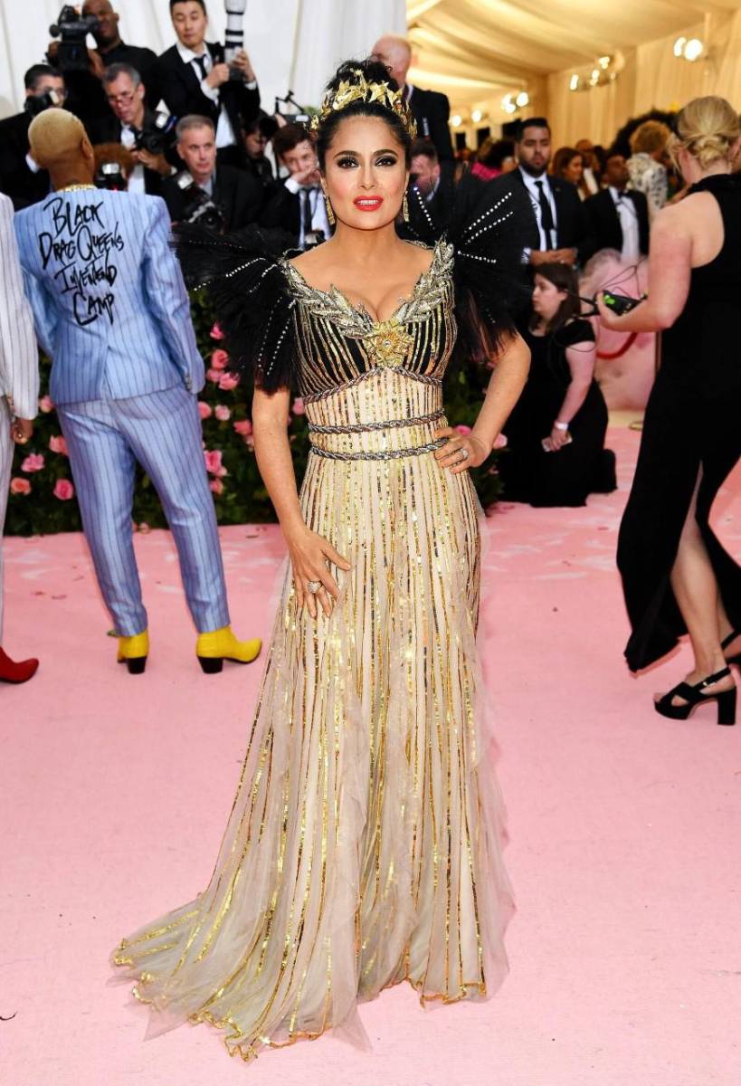 Salma Hayek: La actriz ha asistido a la Met Gala en seis ocasiones. Su primer desfile fue en 1997 y el último en el año 2019.