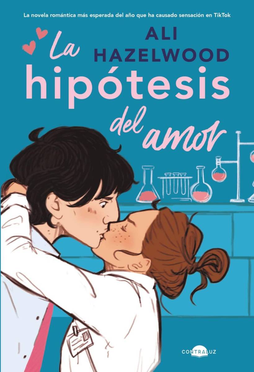 La hipótesis del Amor de Ali Hazelwood.Este libro es igual a Cincuenta Sombras de Grey en un aspecto: ambos iniciaron como fanfiction, es decir, historias creadas por fans sobre sus series, películas o libros favoritos. En el caso de La Hipótesis del Amor, este fue una fanfic de la pareja entre Kylo Ren y Rey de Star Wars. Olive Smith, una estudiante de doctorado, quiere hacerle creer a su mejor amiga que está en una relación, es por eso que convence a Adam Carlsen, un profesor con mal temperamento, para que sea su novio falso. Este libro tiene los dos tropes que más le gustan a los lectores de TikTok: enemies to lovers y relación falsa. ¡Está en nuestra lista de lectura! 