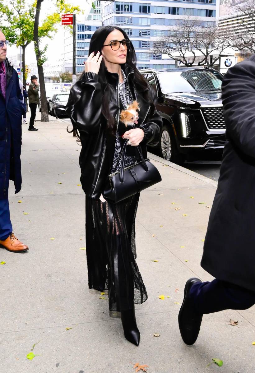 Demi Moore con su chihuahua Pilaf, quien siempre la acompaña a eventos. 