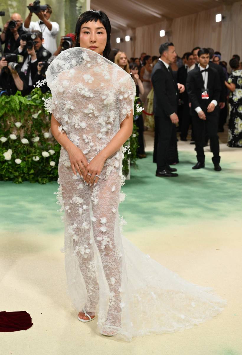 La actriz Greta Lee con un diseño de aplicaciones florales by Loewe