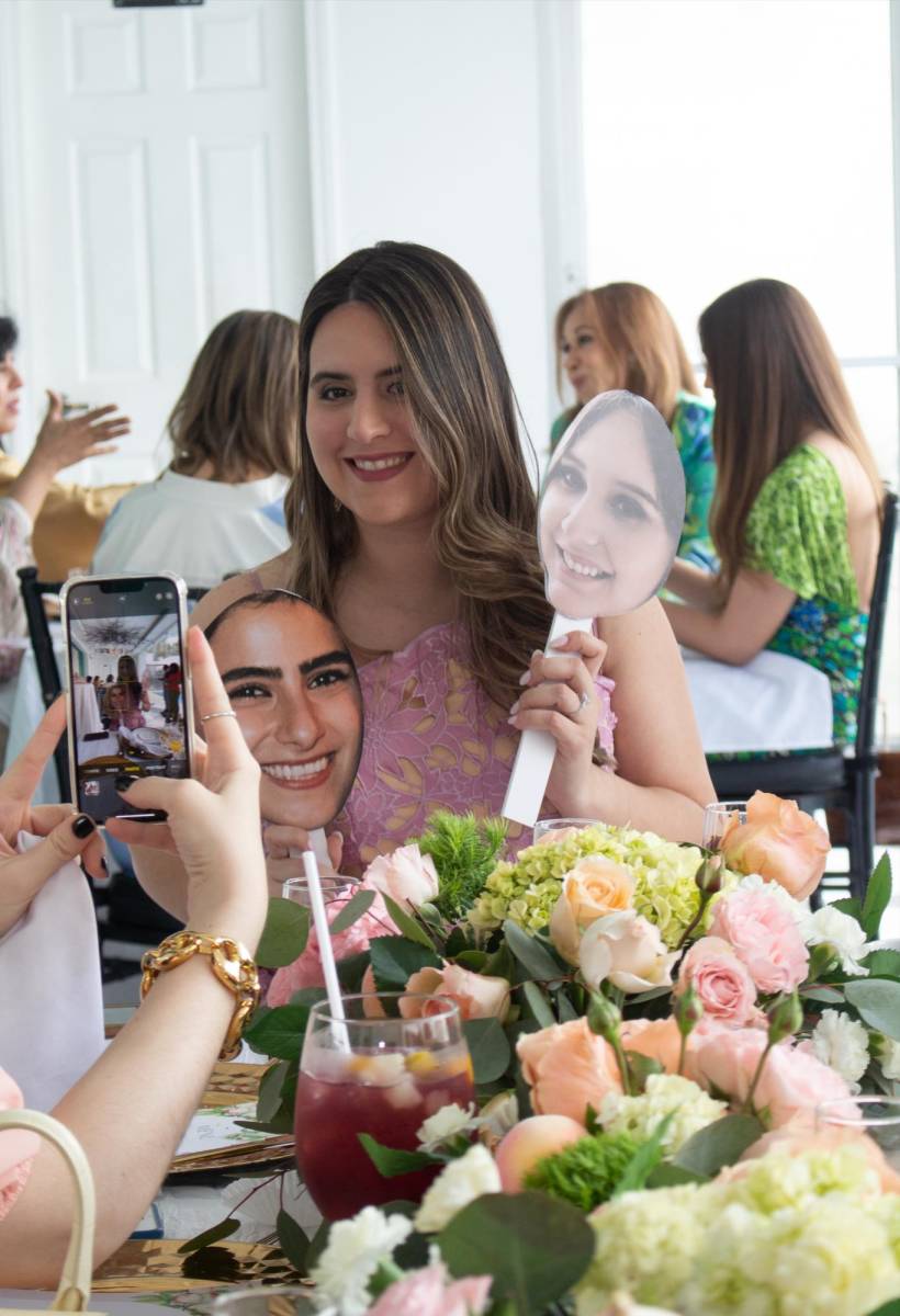 Fabiola Larach, disfruto de la atenciones que le brindaron sus amigas.