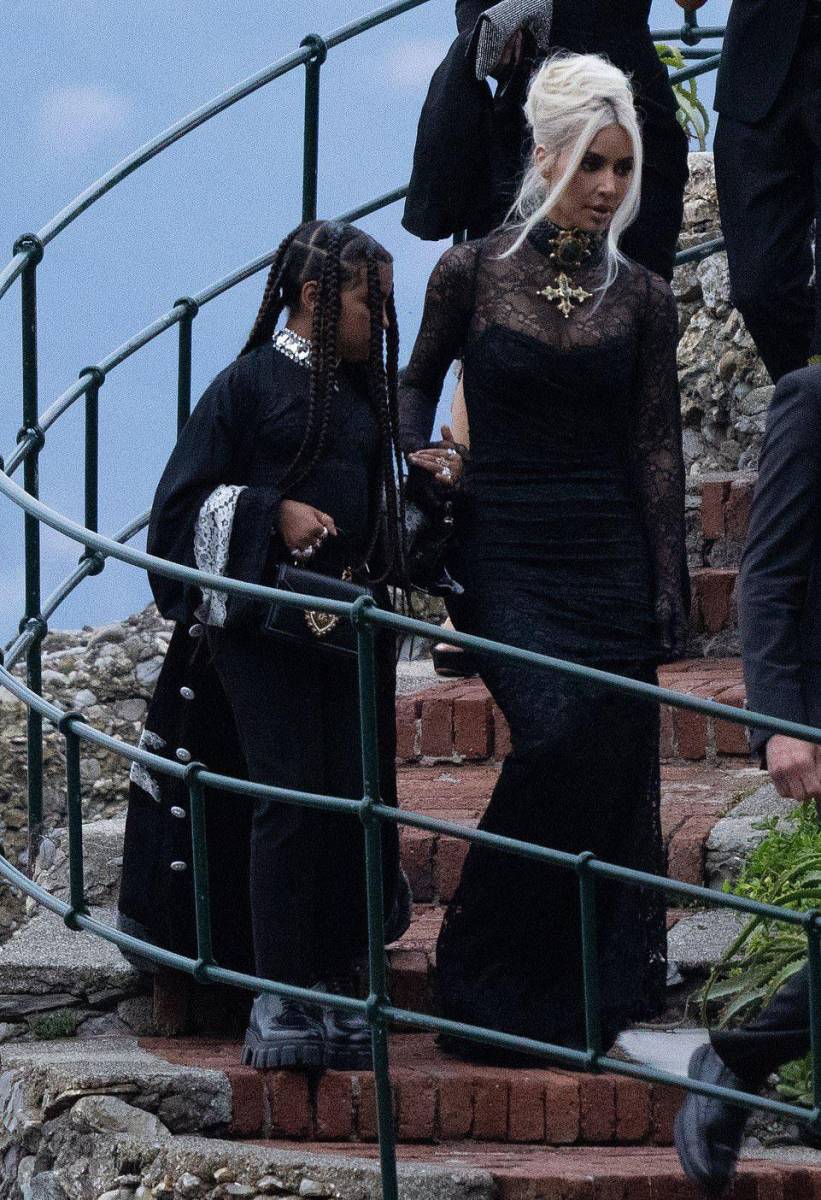 Kim arribó acompaña de North a la boda. 