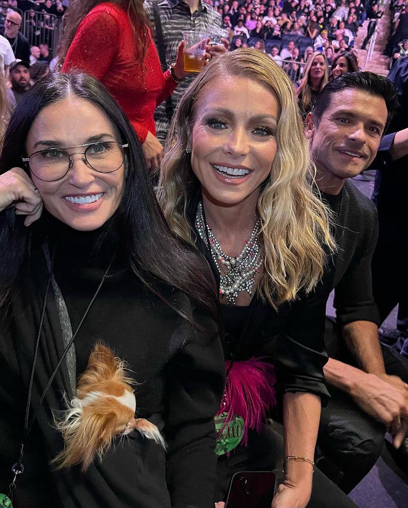 Demi Moore en uno de los recientes conciertos de Madonna junto a Pilaf y Kelly Ripa. Aunque la actriz fue duramente criticada en redes por exponer a su perro a una extrema contaminación auditiva, Pilaf luce tranquilo, acompañando a su dueña a todas partes.