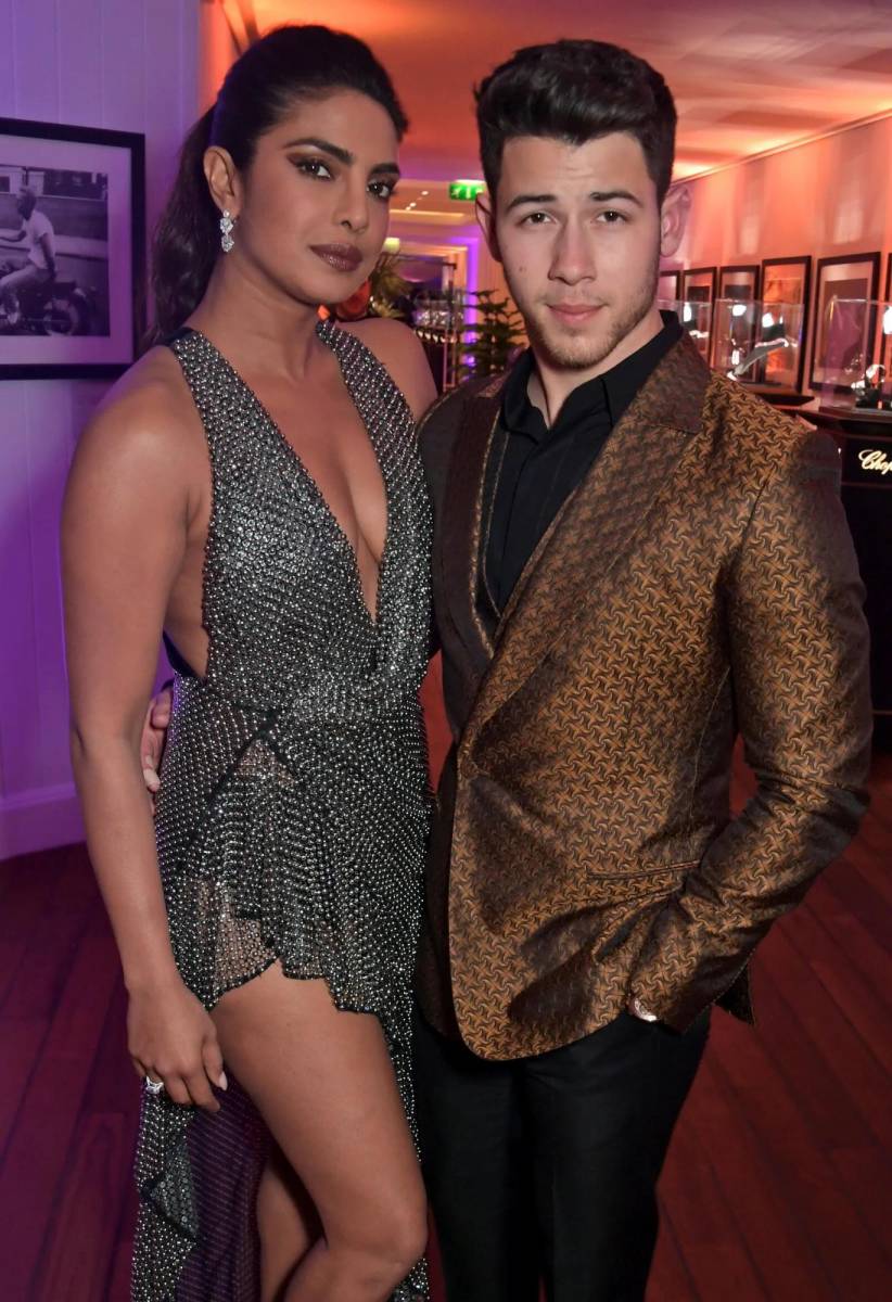Nick Jonas y Priyanka Chopra se conocieron en la Met Gala de 2017 y después de ese evento se volvieron inseparables. Anunciaron su compromiso en agosto de 2018 y se casaron cinco meses después. La actriz es 10 años mayor que el cantante.