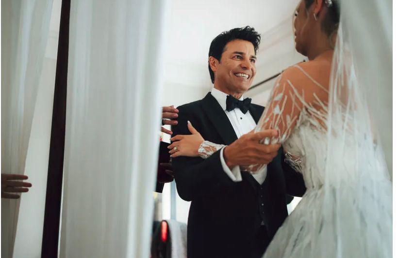 Chayanne abrazando a su sobrina antes de la boda.
