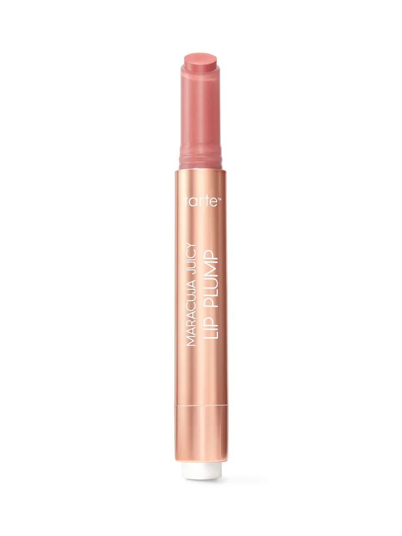 Tarte Maracuja Juicy Lip Plump es un bálsamo vegano todo en uno que combina brillo, color y tratamiento hidratante, diseñado para proporcionar un acabado brillante con un visible efecto voluminizador. Es ampliamente reconocido por su popularidad viral en redes sociales gracias a su fórmula cremosa y no pegajosa que suaviza la apariencia de las líneas de expresión.