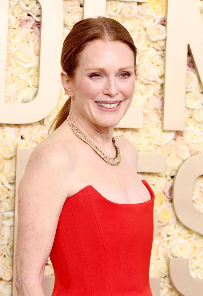 Julianne Moore, de 63 años, lucía espectacular con su vestido strapless que accesorizó con joyas de Cartier