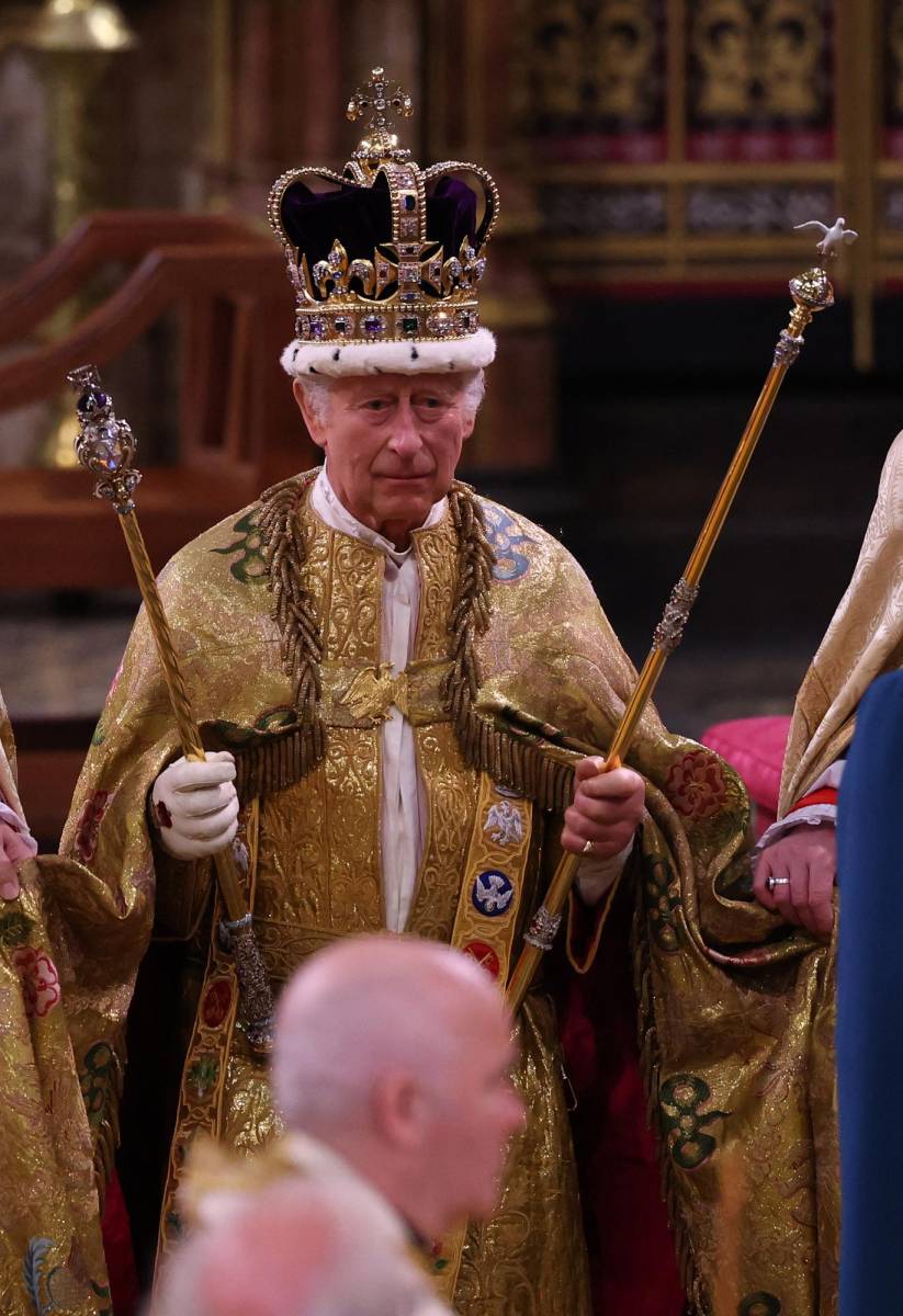 Carlos III porta l<b>a corona que está montada con varias piedras históricas</b>, 2,868 diamantes en monturas de plata, en su mayoría tallas de mesa, rosa y brillante, y piedras de colores en monturas de oro, incluidos 17 zafiros, 11 esmeraldas y 269 perlas 
