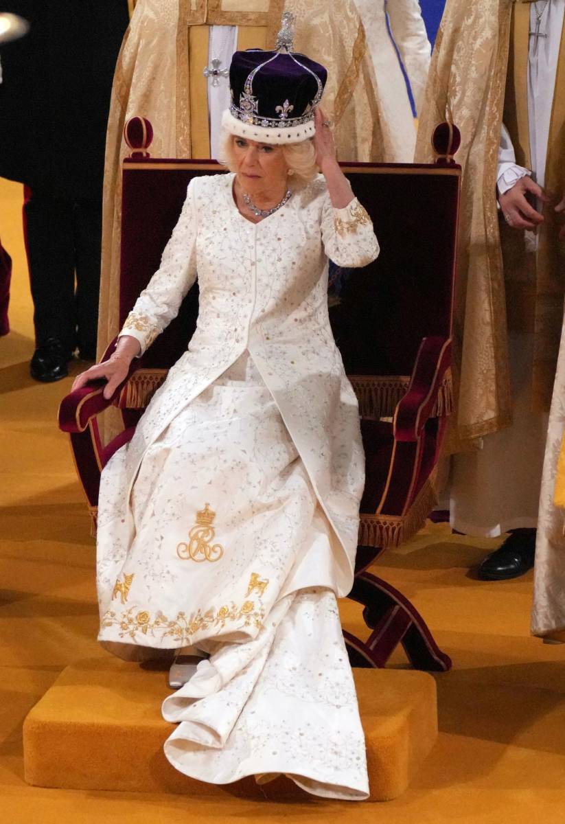 Camilla de Gran Bretaña se sienta en el trono con una versión modificada de la corona de la reina durante la ceremonia de coronación dentro de la Abadía de Westminster en el centro de Londres.