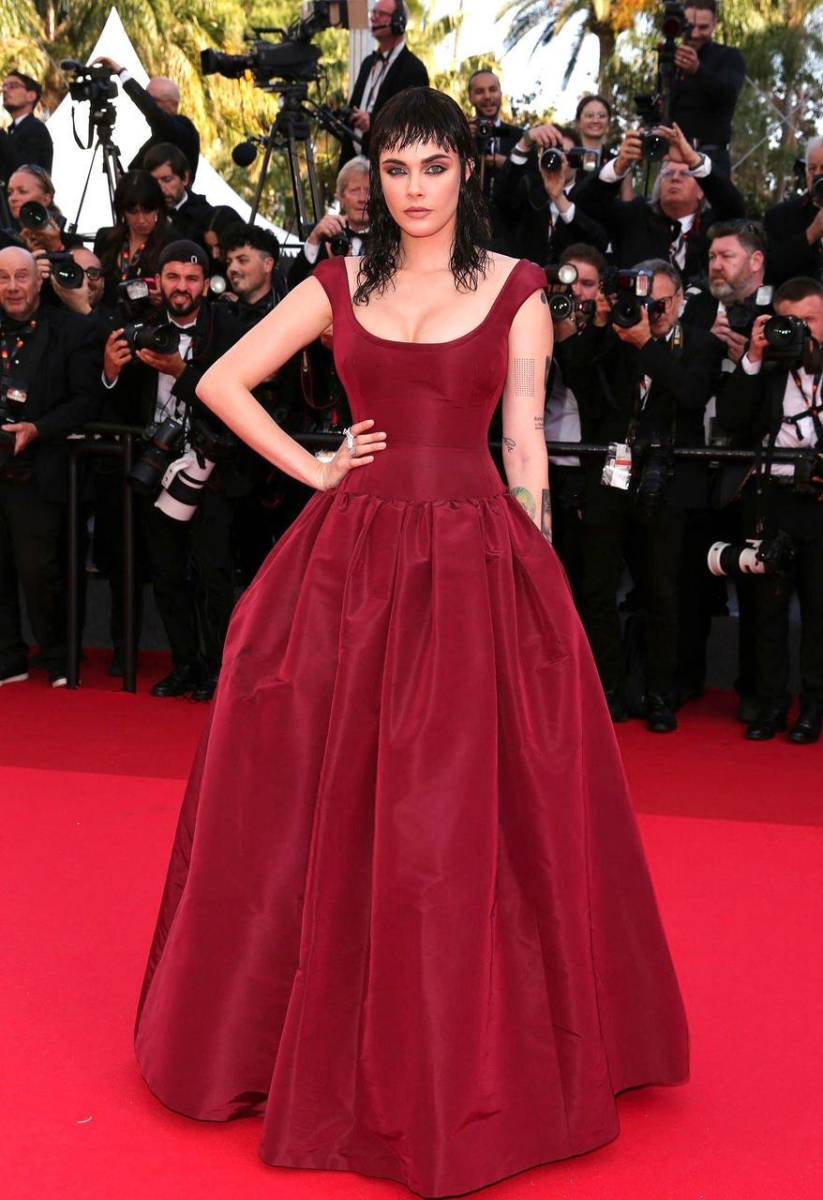 La modelo e intérprete británica Cara Delevingne, brilló en la red carpet utilizando un hermoso vestido burdeos, con escote ovalado y falda voluminosa, complementando su look con joyas consiguiendo un acabado de aire maximalista.