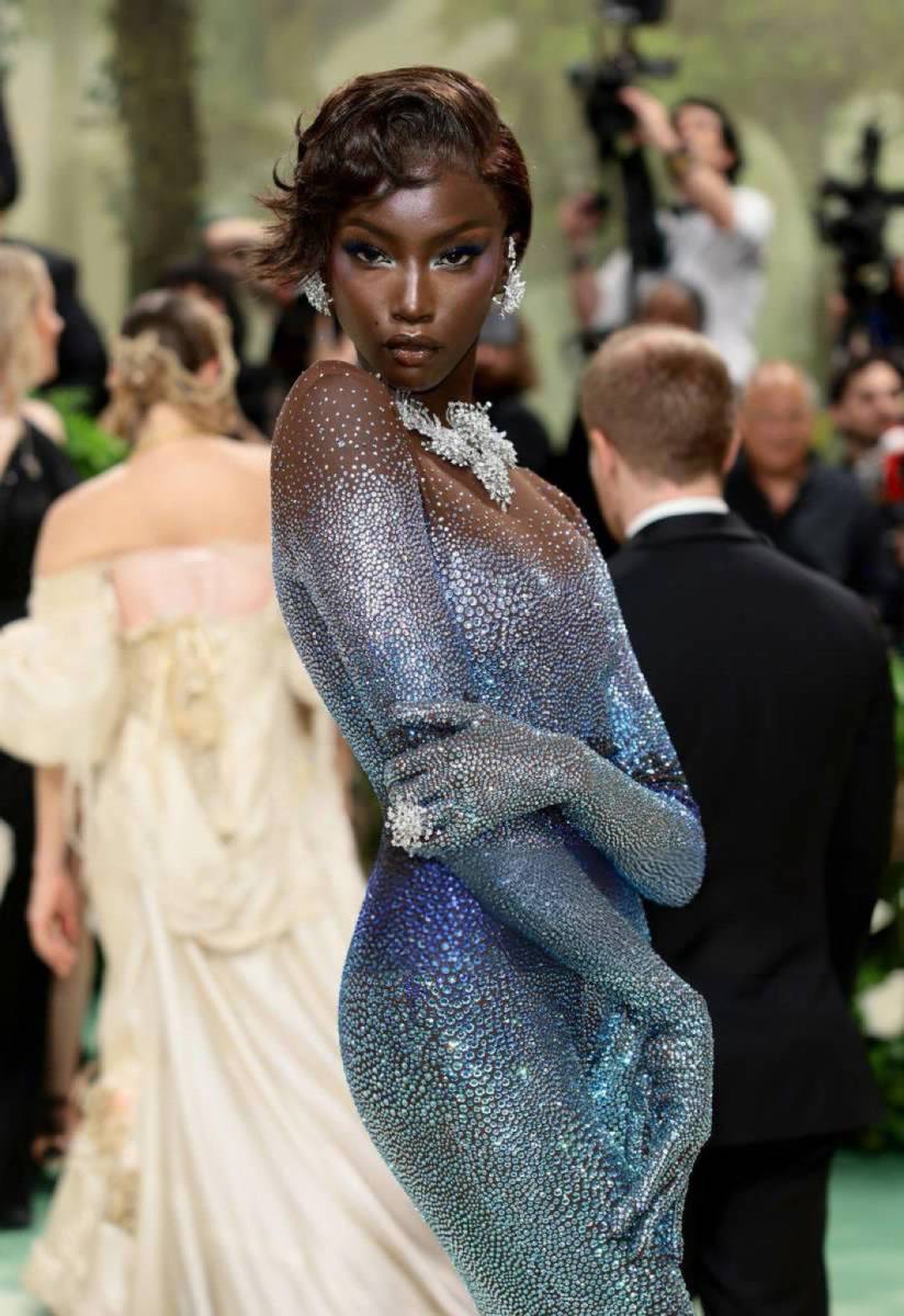 Anok Yai, la primera modelo sudanesa en abrir un desfile de Prada, continúa rompiendo barreras en la industria de la moda. Su poderosa presencia y su singular belleza serán parte del regreso del Victoria’s Secret Fashion Show.