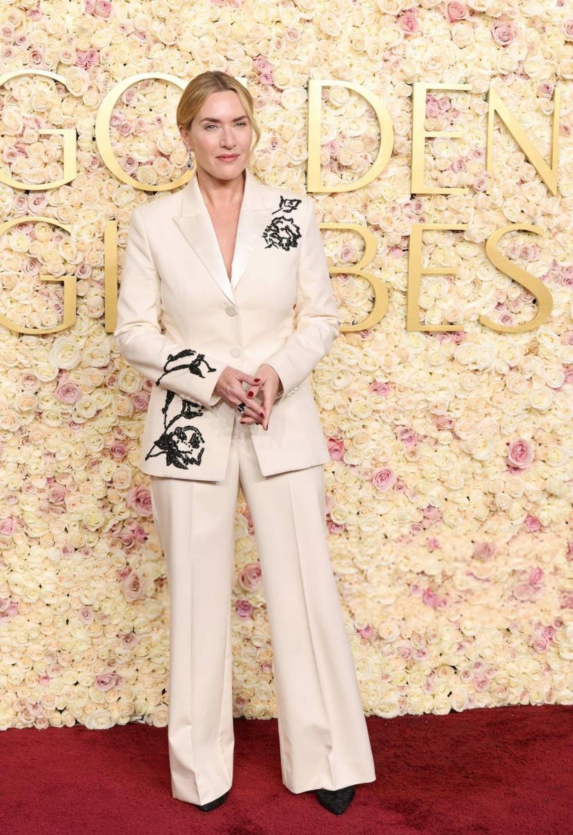 Kate Winslet impresionó en los Golden Globes 2025 con un traje de conjunto blanco de Erdem, complementado con joyas de Martin Katz. 