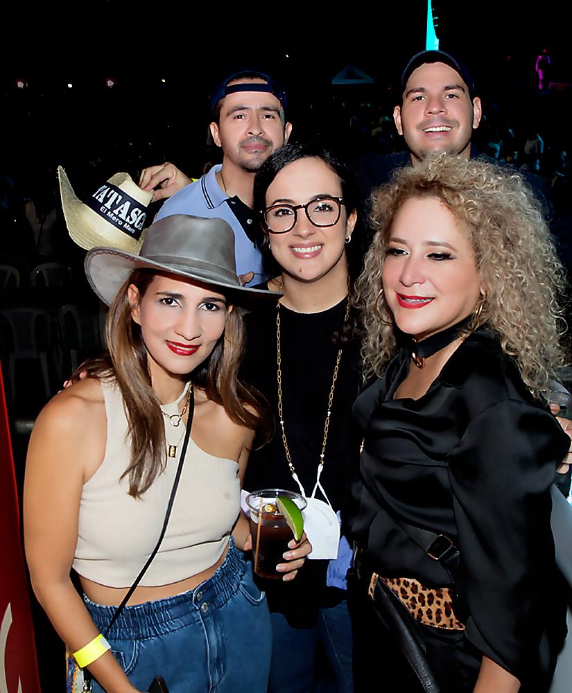 Roxana Ramos, Claudeth y Fernando Turcios y Circe Galdamez. 