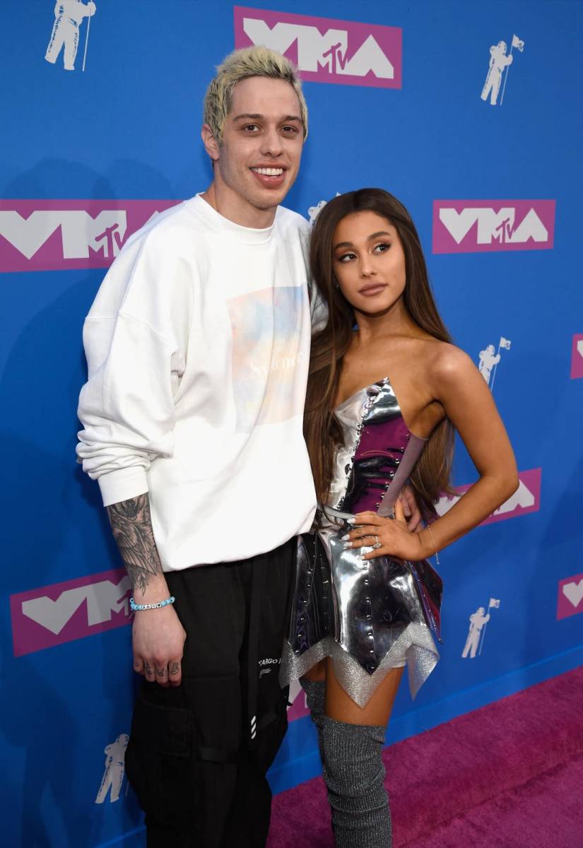 Ariana Grande y Pete Davidson tuvieron una relación en 2018 de la cual llegaron a comprometerse, pero luego de 4 meses de noviazgo decidieron terminar los planes de boda, porque todo “fue demasiado rápido”.