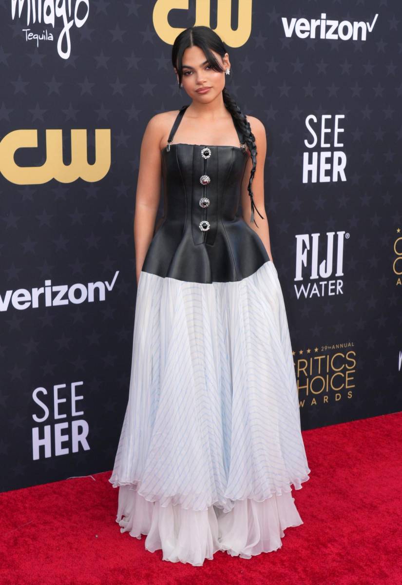 Ariana Greenblatt, del cast de Barbie, vistió un diseño double-layered de Louis Vuitton con bustier de cuero 