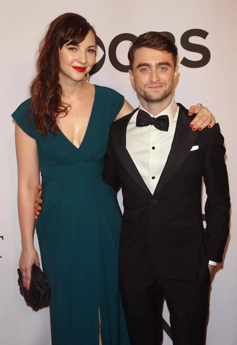  Daniel Radcliff y Erin Darke se han convertido en padres primerizos; la pareja fue vista paseando por las calles de New York con un carrito de bebé. Darke compartió la dulce noticia el pasado mes, pero no mencionó que tan avanzado estaba su embarazo, así que oficialmente el heredero de Hogwartz ya nació.