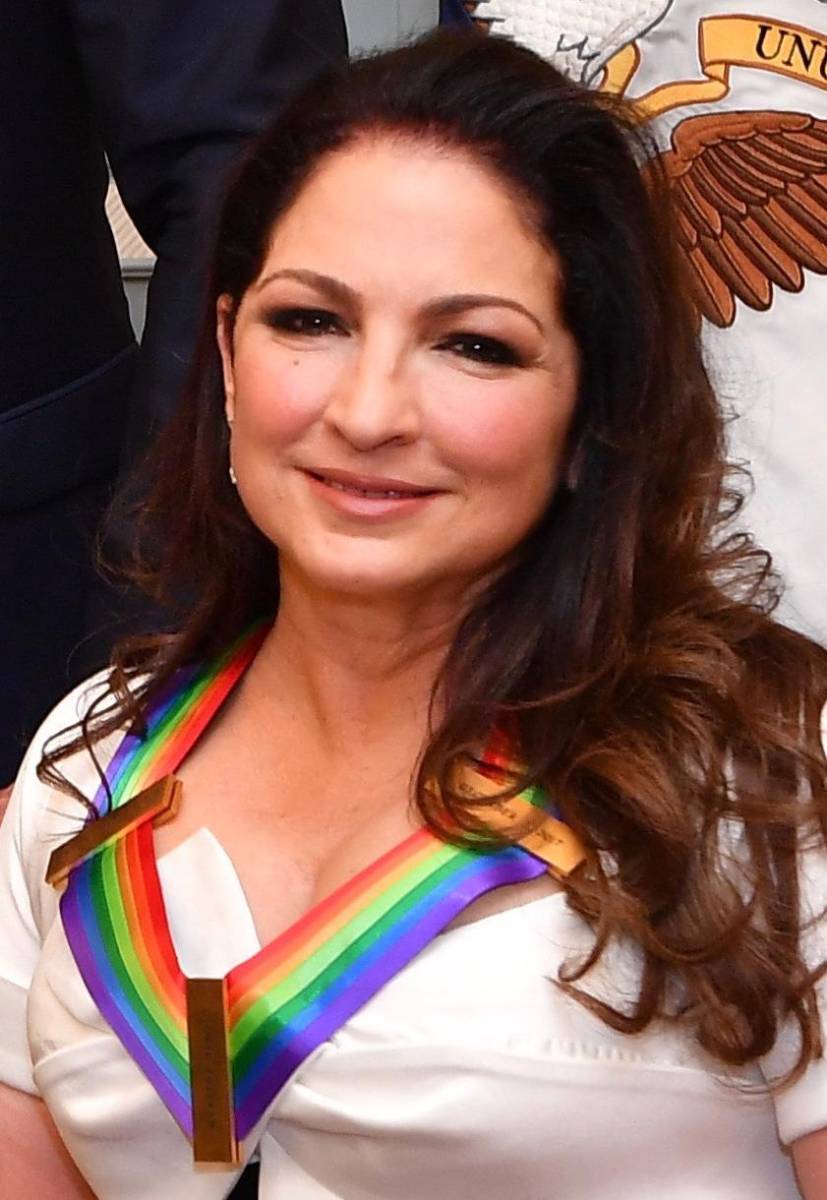 Gloria Estefan. “Lo más valiente que he hecho en mi vida ha sido sobrevivir a la parálisis casi completa que padecí tras mi accidente de tráfico en 1990. Aunque tenía asumido que lo más probable es que no pudiera volver a andar nunca más, no dejé que esa idea pesimista me invadiera y perjudicara mi rehabilitación”