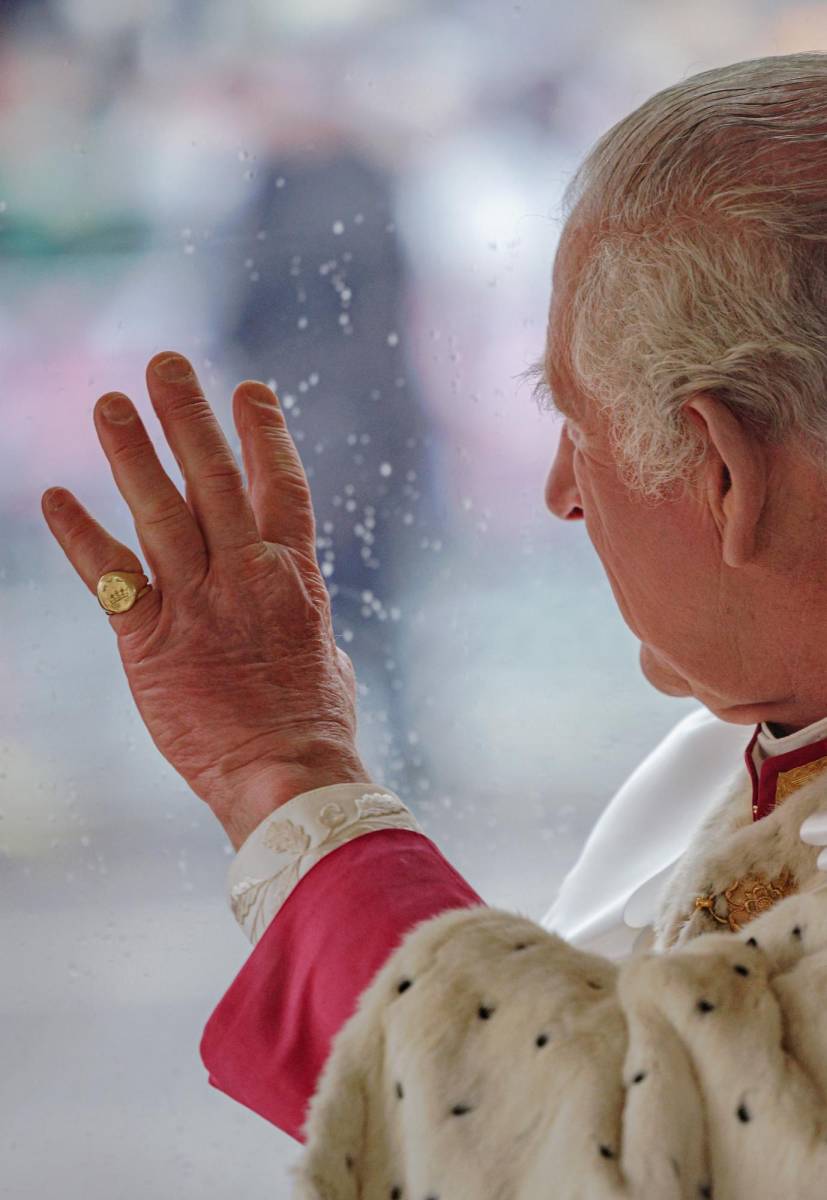 El Rey Carlos III uso su anillo en su meñique, que durante los últimos 50 años ha lucido el mismo objeto. El anillo, que se dice, pesa <b>20 gramos,</b> y se rumora, fue elaborado con oro de galés, vale hoy más de 4 mil libras esterlinas (<b>USD 5 053</b>).