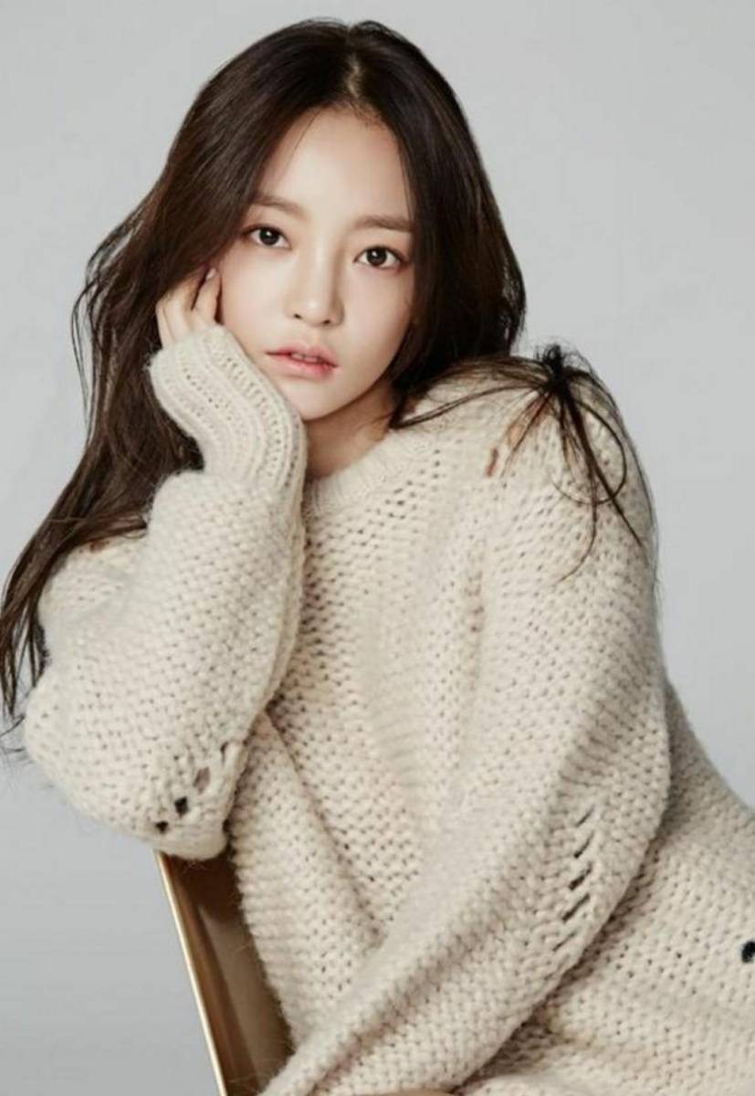 Goo Hara, de 28 años, fue encontrada sin vida en su casa el 24 de noviembre de 2019. La cantante y actriz pertenecía al grupo KARA. La policía manifestó que la causa de muerte fue suicidio, ya que la artista había intentado quitarse la vida en mayo del mismo año.
