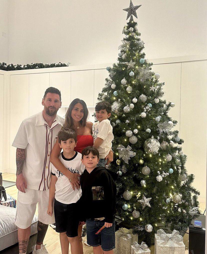 La familia Messi nos regaló una hermosa postal de Navidad posando junto al árbol.