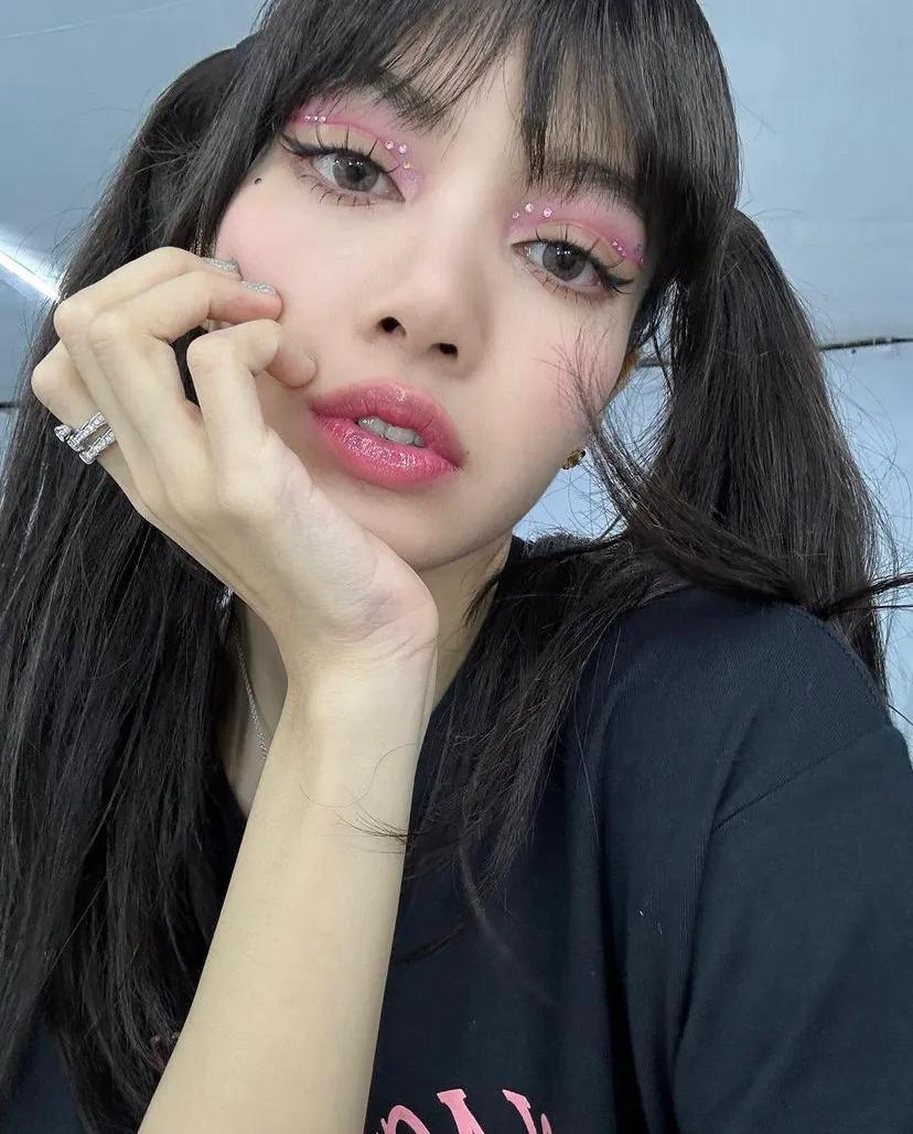 Pedrería en párpadosSiguiendo la tendencia de la pedrería, las miembros de Blackpink han introducido una manera original de añadir destellos a tu mirada. 