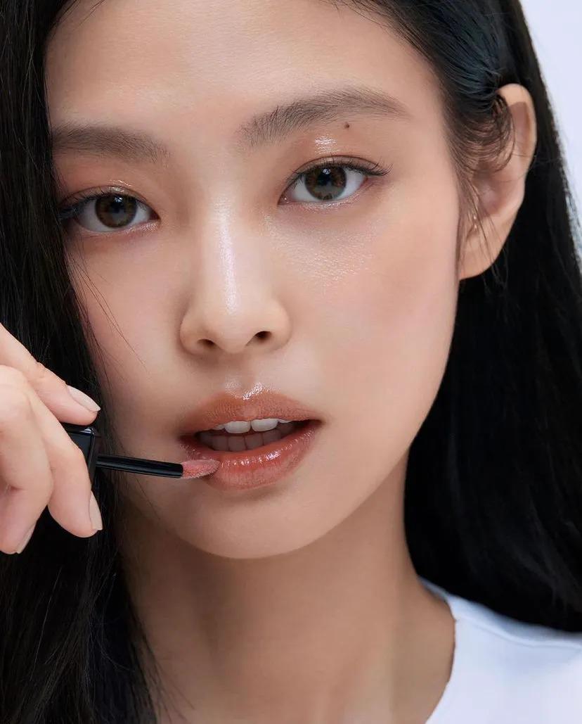 Wet LipsEsta tendencia de maquillaje coreano implica dar a los labios una apariencia jugosa y brillante, similar a si estuvieran ligeramente humedecidos. Para lograr este efecto, se recomienda utilizar productos con un acabado glossy o bálsamos de color altamente hidratantes que proporcionen ese deseado efecto plumping. El resto del maquillaje se mantiene sutil, fresco y minimalista, ya que el objetivo principal es destacar la belleza de los labios, convirtiéndolos en el centro de atención del look. 