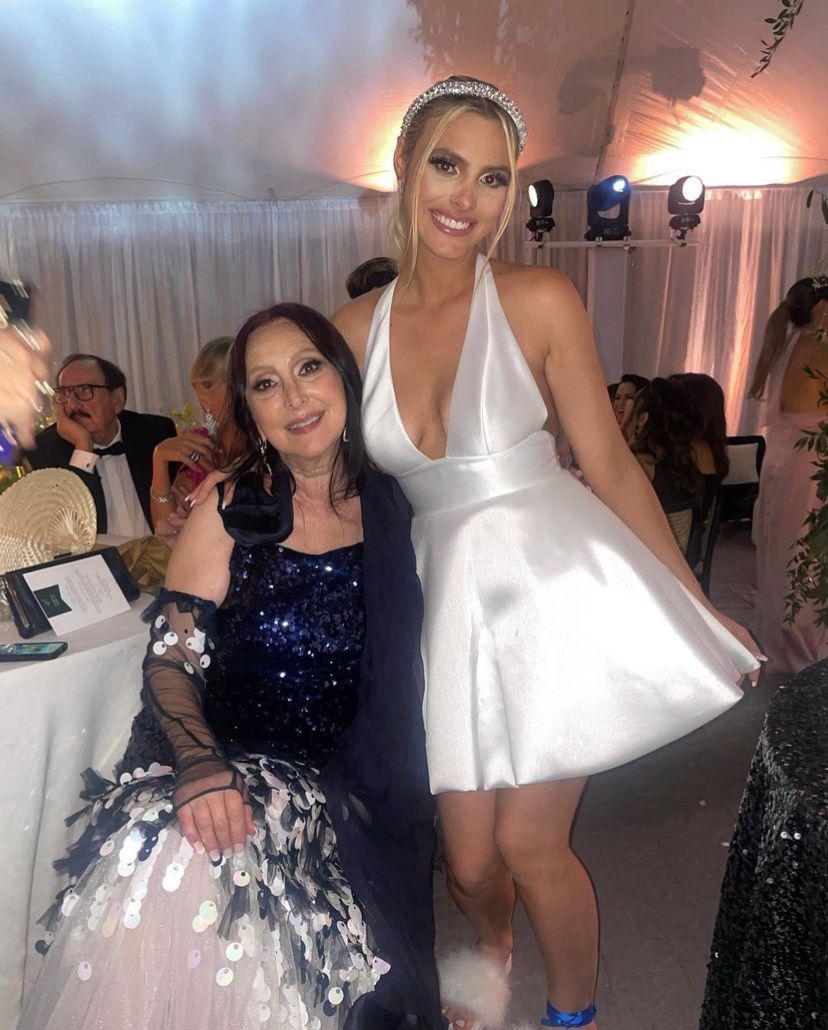 El último vestido que lució la influencer fue uno corto de satín en color blanco del diseñador israelí Pnina Tornai.