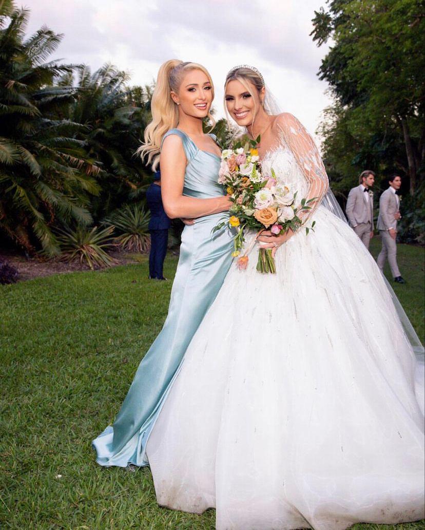 Una de las invitadas que más sorprendió fue Paris Hilton, quien fue una de las damas de honor.