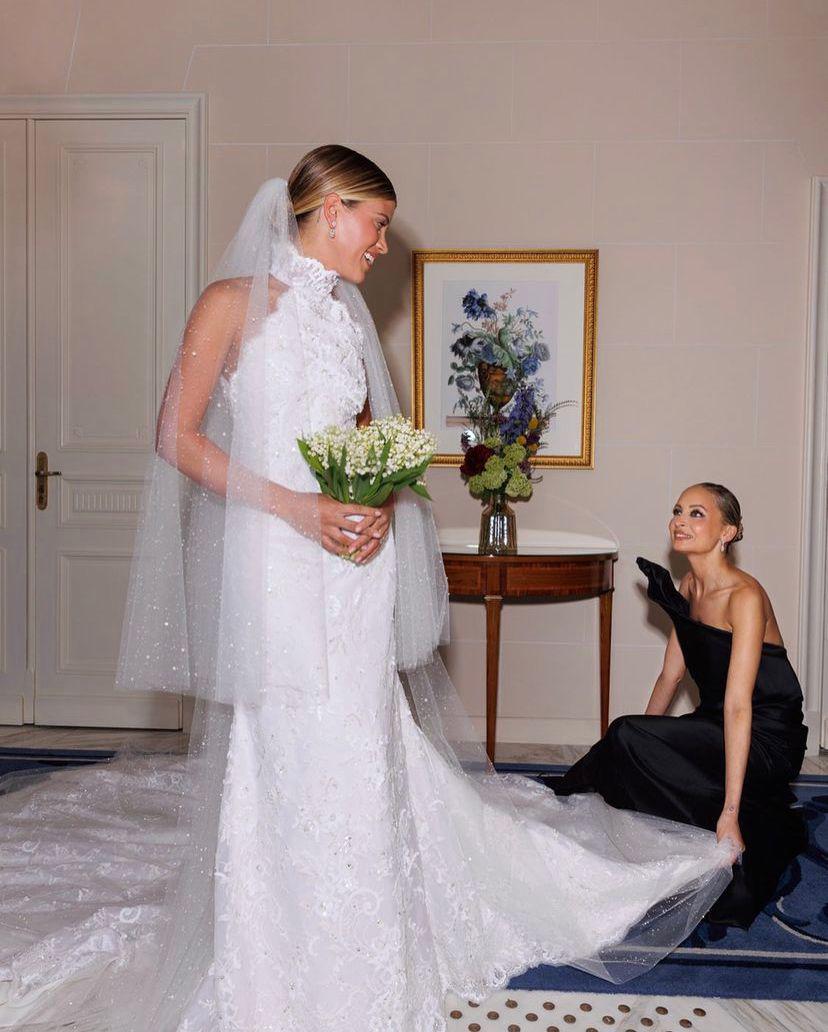 Nicole Richie ayudando a vestir a su hermana antes de la boda.