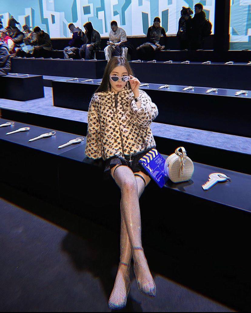 Además, asistió en varias ocasiones a eventos o espectáculos de moda incluyendo la Semana de la Moda de París, de la cual publicó fotos y vídeos en su cuenta de instagram.