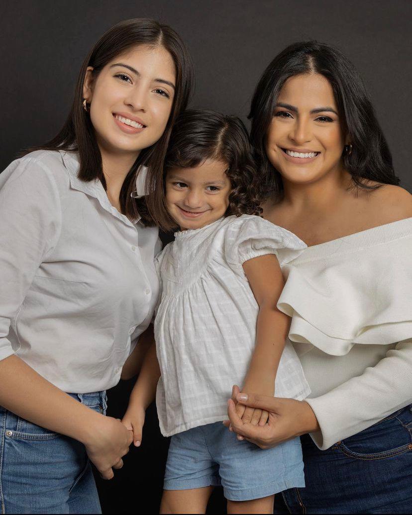 <b>Samantha Velásquez </b>La presentadora compartió un carrusel de fotos junto a sus dos hijas, de 17 y 2 años. “Ser su mamá es lo más maravilloso que me ha pasado en la vida. Son el regalo más bello que Dios me dio y que pienso cuidar con todo el amor que merece”, escribió.