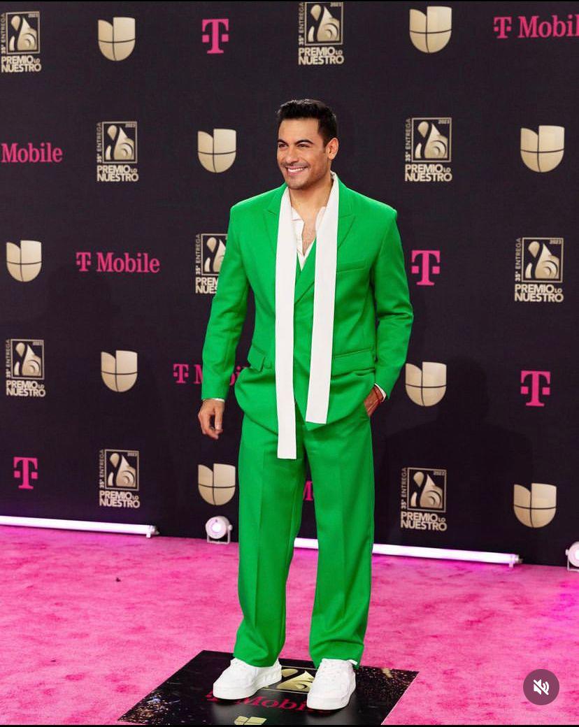 <b>Carlos Rivera </b>El cantante enamoró a sus fans con un traje de Valentino totalmente verde vibrante, sobre una camisa blanca y unos tenis del mismo color.