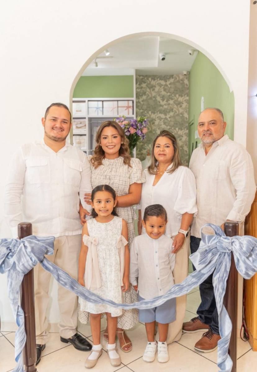 En una mañana llena de alegría, se inauguró la tienda CottonHaus, ubicada en la plaza Rosyl Mejía, en el barrio Río Piedras sureste. El nuevo espacio abre sus puertas con una propuesta enfocada en prendas de algodón suaves, cómodas y de calidad, pensadas para acompañar momentos importantes. Liderado por Daniela Pinto, el proyecto nace como un emprendimiento familiar inspirado en el amor por sus hijos. En la foto: Bayron Santos, Daniela Pinto, Zoila Chinchilla y Alfonso Pinto, con Mía y Juan Diego, durante el corte de cinta inaugural.