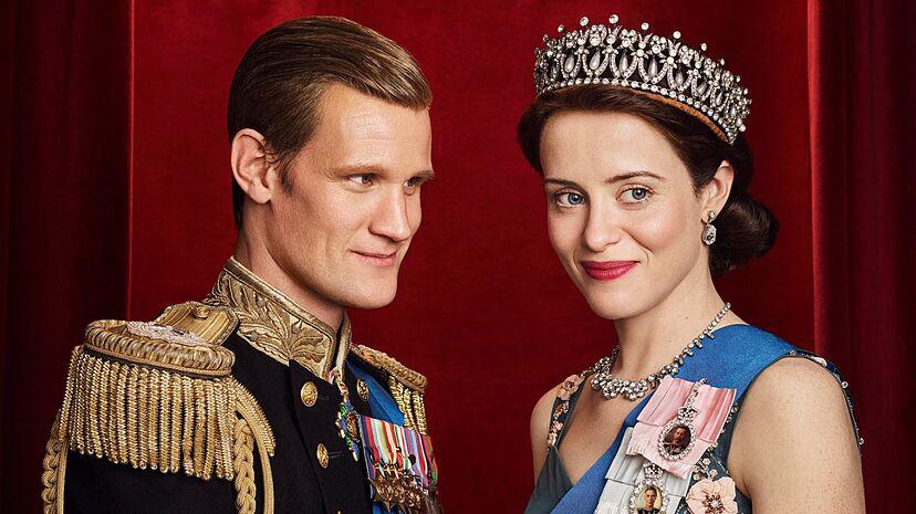 The CrownLa serie original de Netflix recrea la vida de Isabel II, desde su infancia hasta la llegada de sus nietos. En sus distintas temporadas podemos observar a varias actrices realizando el papel de la reina en las diferentes etapas de la vida de la monarca. 