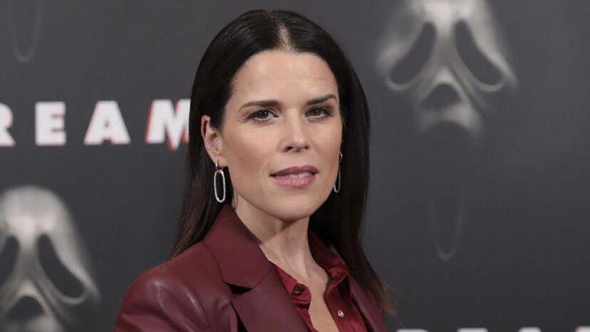 <b>Neve Campbell</b>Ambos se cruzaron en el set de ‘Tango para tres’, una comedia romántica lanzada en 1998, donde Matthew Perry brillaba como uno de los protagonistas.