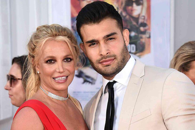 <b>Britney Spears y Sam Ashghari</b><b>Según Sam, existían diferencias irreconciliables en su matrimonio de un año, que le llevaron a solicitarle el divorcio el 16 de agosto a la princesa del pop, para poder divorciarse definitivamente el 28 del mismo mes.</b>