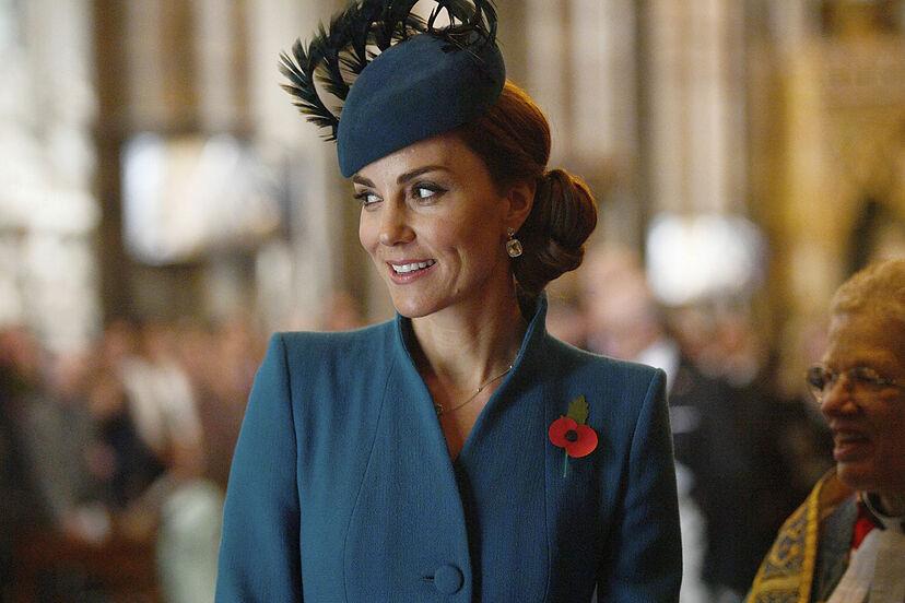 Una de las teorías más difundidas en las redes sociales sugiere que el rostro de Kate Middleton ha sido superpuesto en el cuerpo de otra persona.