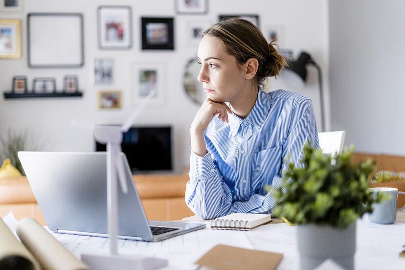 Si la mayoría de tus interacciones sociales son a través de Zoom, entonces podría ser vale la pena programar más planes en persona. Un apretón de manos o un abrazo libera oxitocina y reducetus niveles de cortisol. Cada noche haz algunos planes en el diario, son las cosas pequeñas que contribuyen en gran medida a mejorar tu salud mental