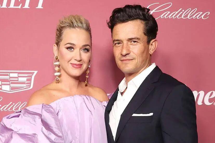 Katy Perry y Orlando Bloom se encontraron por primera vez en los Globos de Oro de 2016. Aunque siempre han mantenido su relación discretamente, después de una breve ruptura en 2017, se reconciliaron y se comprometieron en 2019. Perry anunció su embarazo en el video musical de “Never Worn White” en marzo de 2020 y en agosto del mismo año dieron la bienvenida a su hija Daisy Dove Bloom. A pesar de que la pandemia truncó sus planes de boda, han construido una vida llena de amor y complicidad.