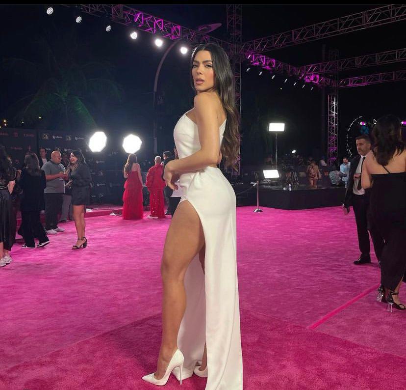 <b>Danella Urba </b>La presentadora optó por un look totalmente blanco con un vestido cut-out con escote asimetrico y una abertura en la pierna. 