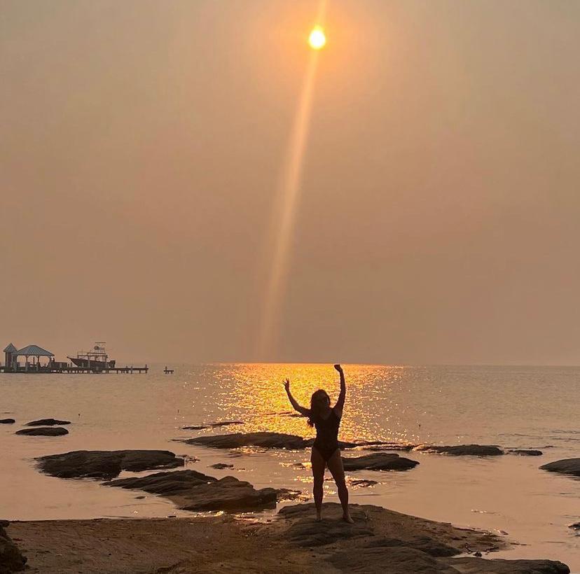 Con su escultural cuerpo a los 62 años posó en los atardeceres de la playa