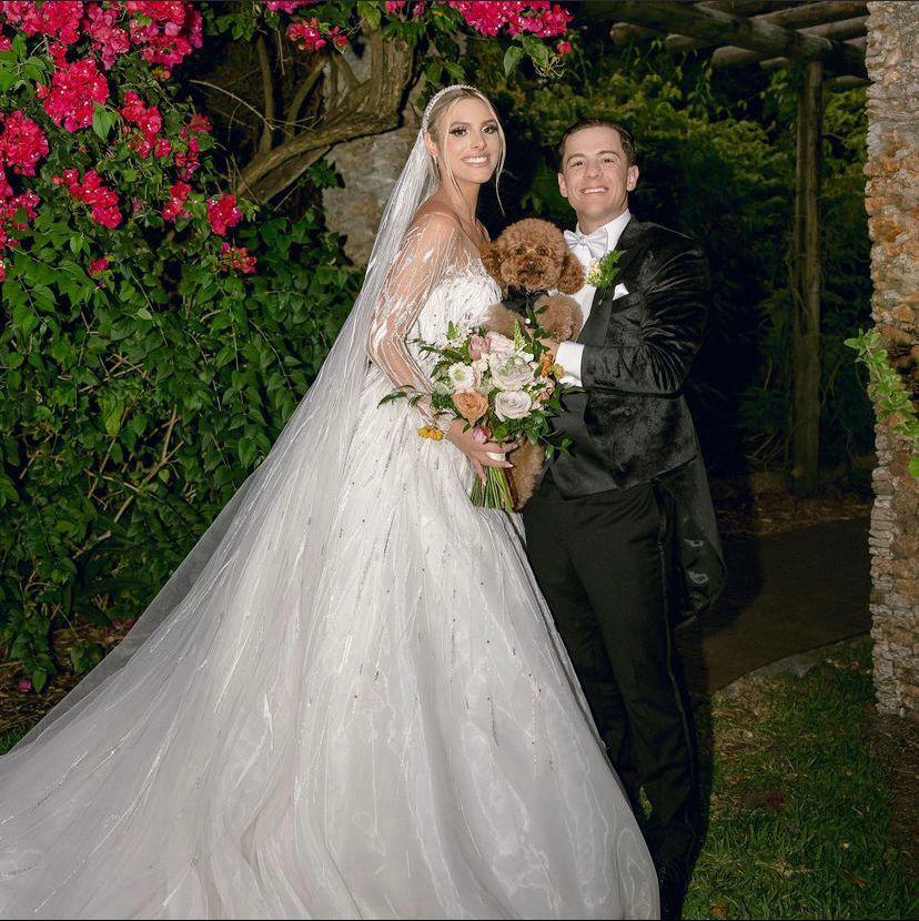 La primera fotos de los famosos siendo oficialmente marido y mujer, acompañado de Toby, un integrante más de la familia.