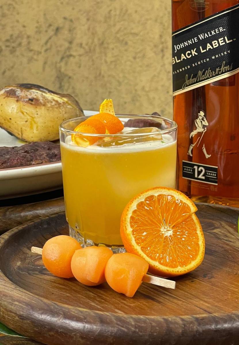 <b>Preparación</b> En una coctelera, agregamos todos los ingredientes, agregamos el hielo y agitamos vigorosamente durante 10 segundos. Colocamos hielo en nuestro vaso Rockero y vertemos nuestro “The Walker Kiss” y colocamos nuestra rodaja de mandarina como decoración 